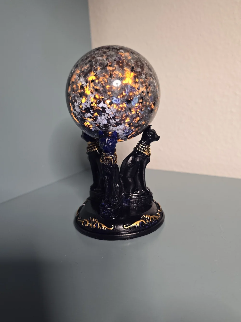 Yooperlite Sphere Crystal 452.7g • UV Reactive • With Egyptian Cat Stand
